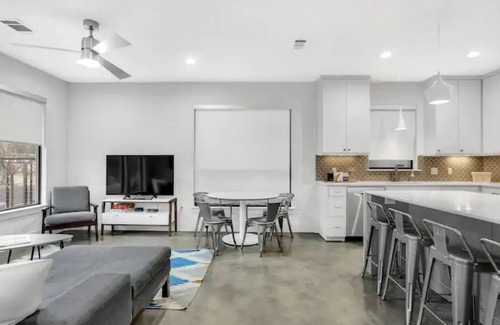 Swede Hill Maison | Modern 3-Story Escape - Sleeps 12 - Walk Downtown