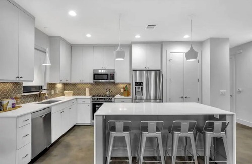 Swede Hill Maison | Modern 3-Story Escape - Sleeps 12 - Walk Downtown
