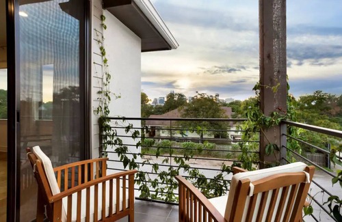 Swede Hill Maison | Modern 3-Story Escape - Sleeps 12 - Walk Downtown