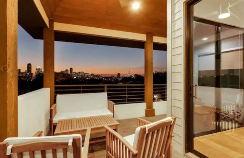 Swede Hill Maison | Modern 3-Story Escape - Sleeps 12 - Walk Downtown