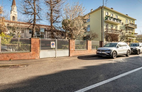 Padova Appartement | Modern 35 sqm apartment just 6 minutes walk from Sant'Antonio Hospital. The accommodation, which can host up to 3 guests, is located on the ground floor (raised) of a building without lift (NOT suitable for disabled people). Please note that there are st