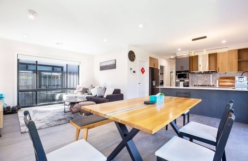 Throsby Maison | Modern 3B house, pet friendly close nature reserve