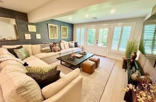 Adamsville Maison | Modern 3b3b Country House and Barn on quiet road