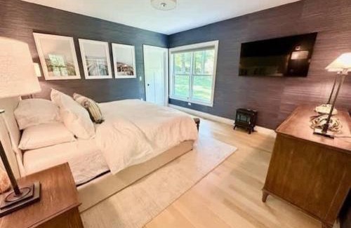 Adamsville Maison | Modern 3b3b Country House and Barn on quiet road