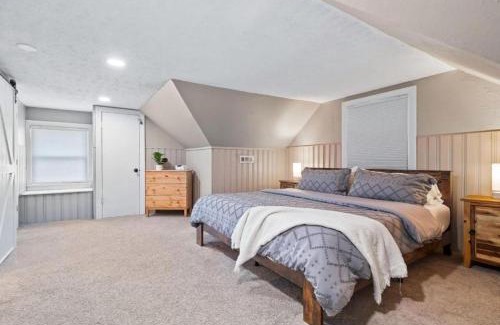 Parma Heights Maison | Modern 3Bed Home Near CLE With Private Backyard