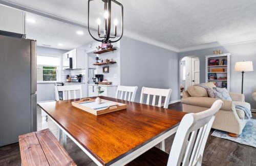 Parma Heights Maison | Modern 3Bed Home Near CLE With Private Backyard