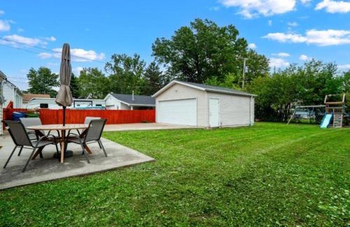 Parma Heights Maison | Modern 3Bed Home Near CLE With Private Backyard