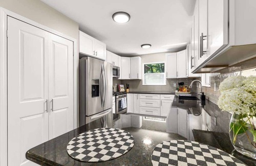Commerce Township Maison | Modern [3BR/2BA] Family Home in Commerce Township