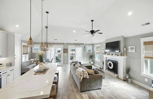 North End Copropriété | Modern 3BR/2BA OCNJ Condo w/ Deck, Gourmet Kitchen & Boardwalk Steps