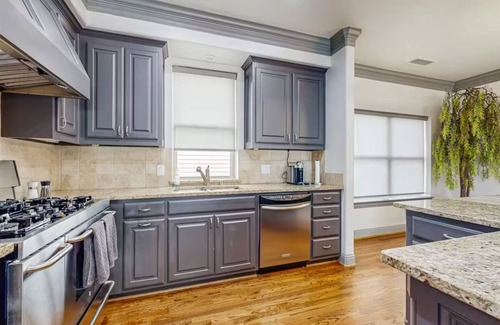 Oak Lawn Maison | Modern 3BR/3.5BA Townhome in Uptown Dallas with Rooftop & Skyline Views