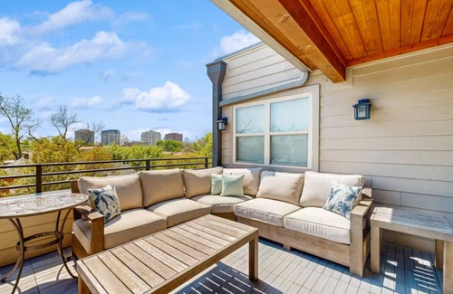 Oak Lawn Maison | Modern 3BR/3.5BA Townhome in Uptown Dallas with Rooftop & Skyline Views