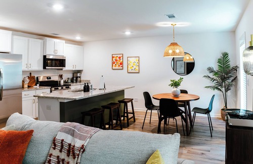 Tuscaloosa Maison | Modern 3BR Cottage- Mins to UA, King Bed, Fire Pit