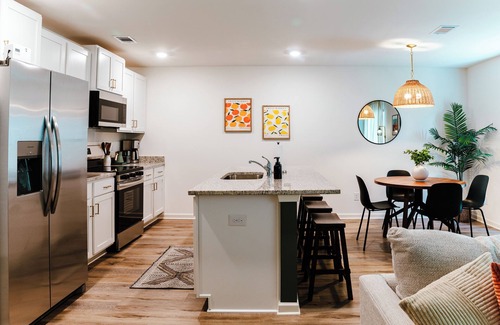 Tuscaloosa Maison | Modern 3BR Cottage- Mins to UA, King Bed, Fire Pit