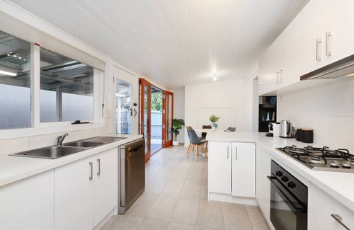 Maidstone Maison | Modern 3BR Family Home in Melbourne | Backyard, Free Parking, Tennis Court, Near Highpoint & 20 Mins to CBD