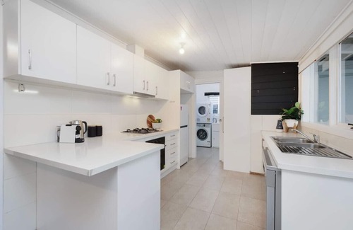 Maidstone Maison | Modern 3BR Family Home in Melbourne | Backyard, Free Parking, Tennis Court, Near Highpoint & 20 Mins to CBD