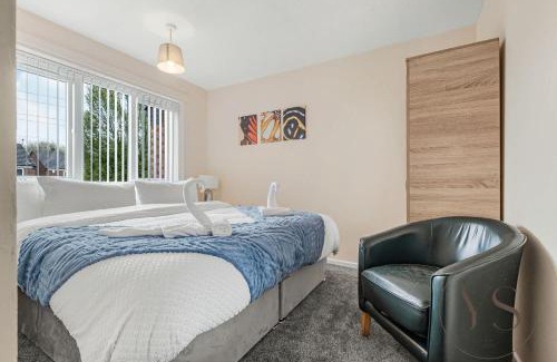 Tipton Maison | Modern 3BR Family Home in 14 Hempole Lane Near Dudley with Netflix, Wi-Fi & Free Parking