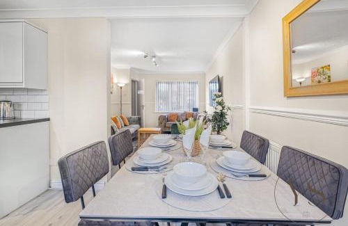 Tipton Maison | Modern 3BR Family Home in 14 Hempole Lane Near Dudley with Netflix, Wi-Fi & Free Parking