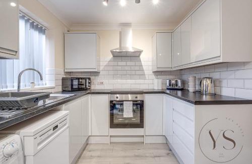Tipton Maison | Modern 3BR Family Home in 14 Hempole Lane Near Dudley with Netflix, Wi-Fi & Free Parking