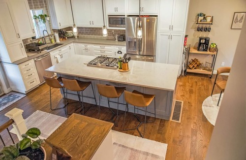 Marston Maison | Modern 3BR Getaway: Backyard Oasis, Chef Kitchen, Offices & 15 min to Red Rocks