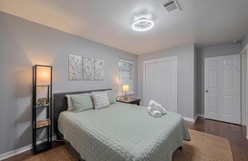 Spring Branch East Maison | Modern 3BR Home in Spring Branch