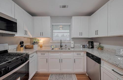 Spring Branch East Maison | Modern 3BR Home in Spring Branch