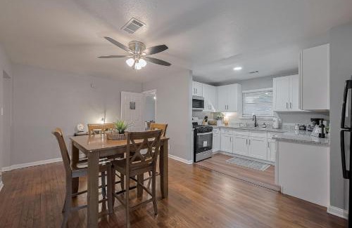 Spring Branch East Maison | Modern 3BR Home in Spring Branch