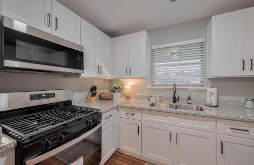 Spring Branch East Maison | Modern 3BR Home in Spring Branch