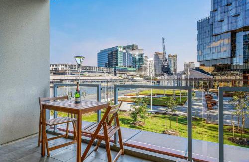 Docklands Appartement | Modern 3BR Melbourne Waterfront Apartment with Resort Amenities in Docklands