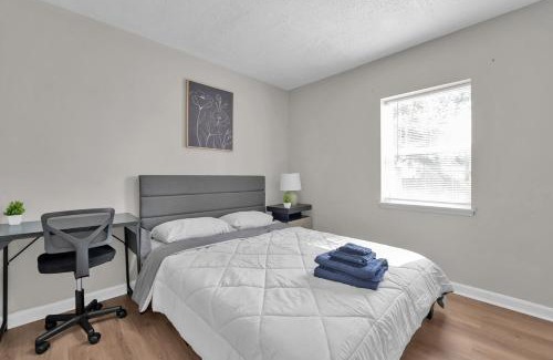 Hilltop Maison | Modern 3BR Near Downtown & Casino, Pet-friendly, Fast Wi-Fi, Laundry