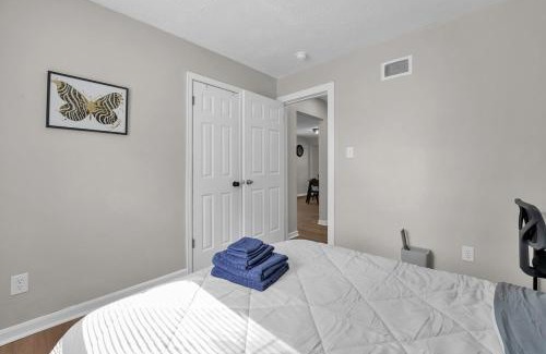 Hilltop Maison | Modern 3BR Near Downtown & Casino, Pet-friendly, Fast Wi-Fi, Laundry