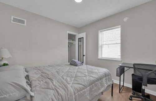 Hilltop Maison | Modern 3BR Near Downtown & Casino, Pet-friendly, Fast Wi-Fi, Laundry