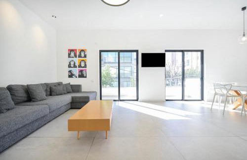 Old North Appartement | Modern 3BR Next to the Sea by HolyGuest