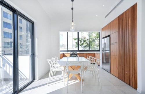 Old North Appartement | Modern 3BR Next to the Sea by HolyGuest