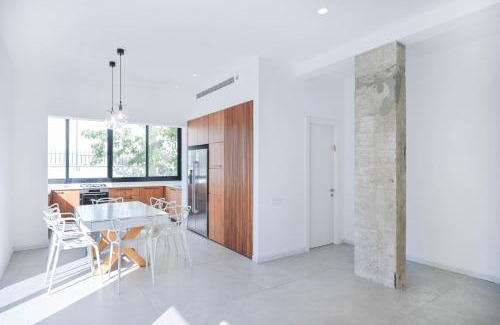 Old North Appartement | Modern 3BR Next to the Sea by HolyGuest