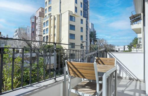 Old North Appartement | Modern 3BR Next to the Sea by HolyGuest