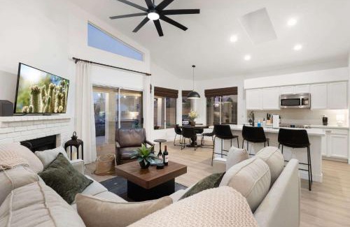 Arrowhead Lakes Maison | Modern 3BR Oasis Pool Views Fire Pit & BBQ