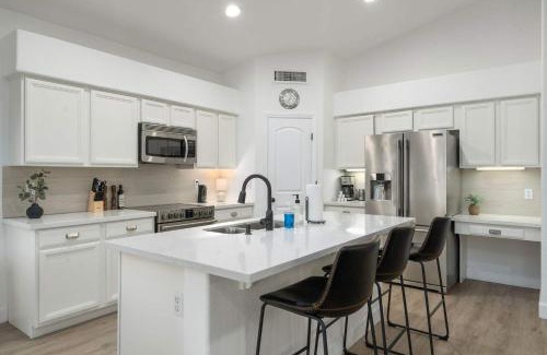 Arrowhead Lakes Maison | Modern 3BR Oasis Pool Views Fire Pit & BBQ