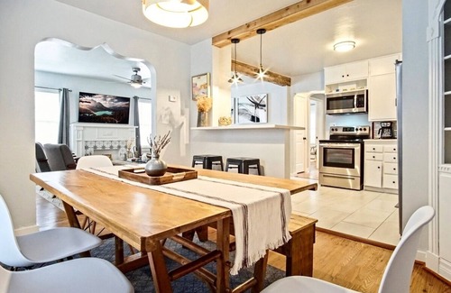 Central Oklahoma City Appartement | Modern 3BR Retreat | $2000 monthly | Full Kitchen + Laundry #C1