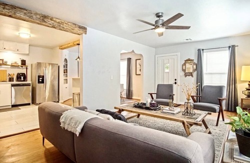 Central Oklahoma City Appartement | Modern 3BR Retreat | $2000 monthly | Full Kitchen + Laundry #C1