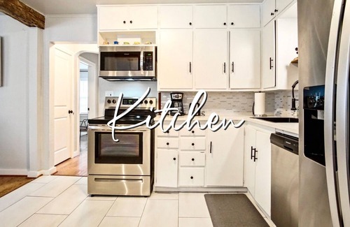 Central Oklahoma City Appartement | Modern 3BR Retreat | $2000 monthly | Full Kitchen + Laundry #C1