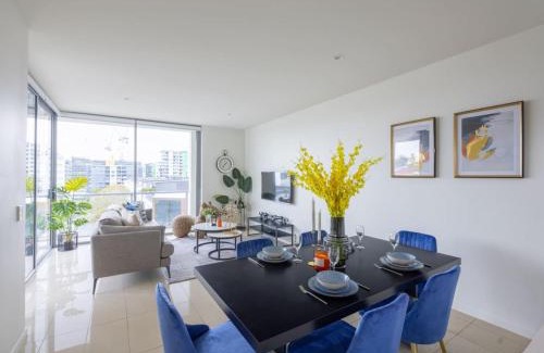 West End Appartement | Modern 3BR Riverside APT w Parking near Shops and Park