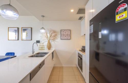 West End Appartement | Modern 3BR Riverside APT w Parking near Shops and Park