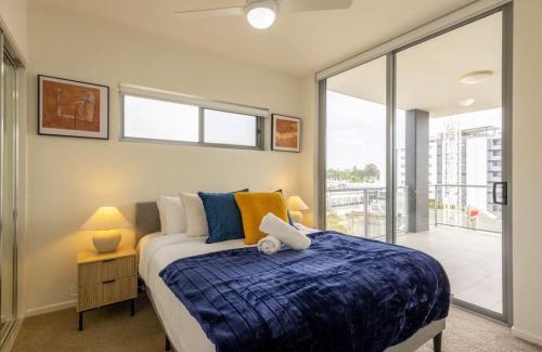 West End Appartement | Modern 3BR Riverside APT w Parking near Shops and Park