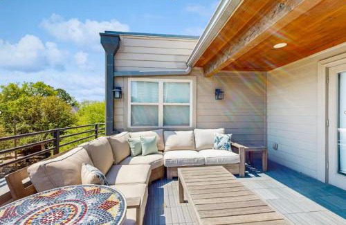 Oak Lawn Villa | Modern 3BR Townhome in Uptown Dallas with Rooftop & Skyline Views