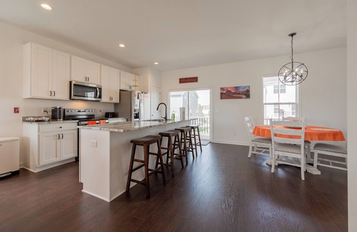 Blacksburg Maison | Modern 3BR townhome w/ stylish decor, balcony, laundry, & workspace near VT & downtown.