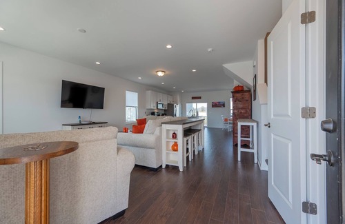 Blacksburg Maison | Modern 3BR townhome w/ stylish decor, balcony, laundry, & workspace near VT & downtown.