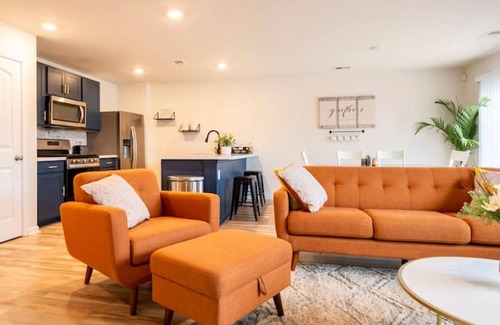 Dover Maison | Modern 4 bdr with King size bed Patio and Late Checkout!