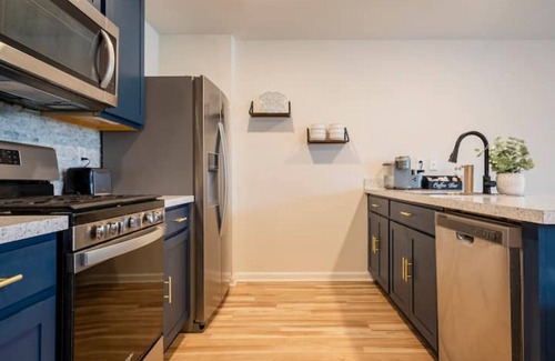 Dover Maison | Modern 4 bdr with King size bed Patio and Late Checkout!