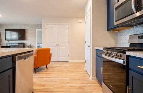 Dover Maison | Modern 4 bdr with King size bed Patio and Late Checkout!