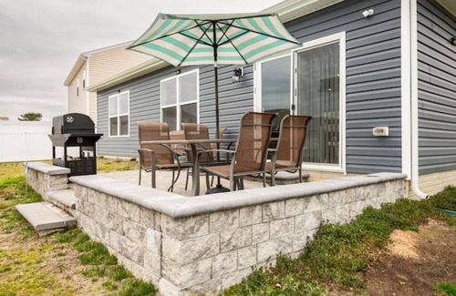 Dover Maison | Modern 4 bdr with King size bed Patio and Late Checkout!